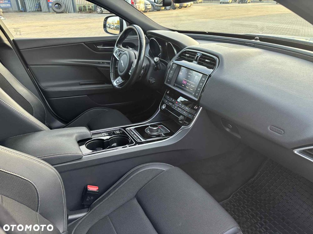 Jaguar XE 2.0 D AWD R-Sport - 9