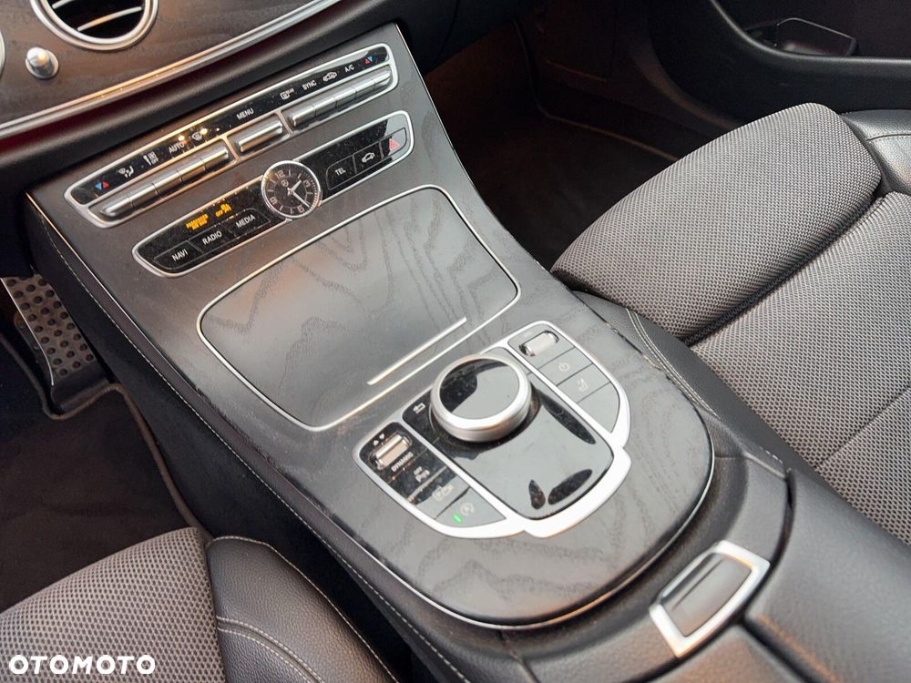 Mercedes-Benz Klasa E 200 4-Matic 9G-TRONIC - 15