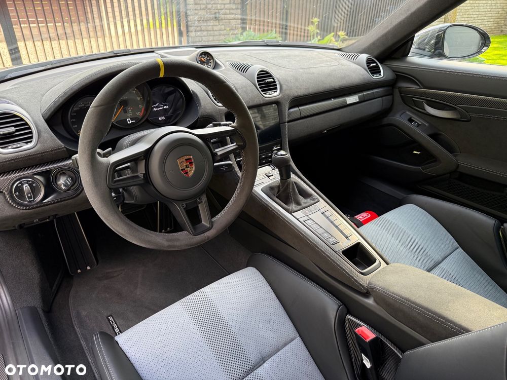 Porsche 718 Spyder - 17