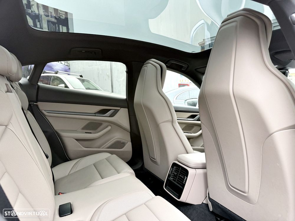 Porsche Taycan 4S - 32