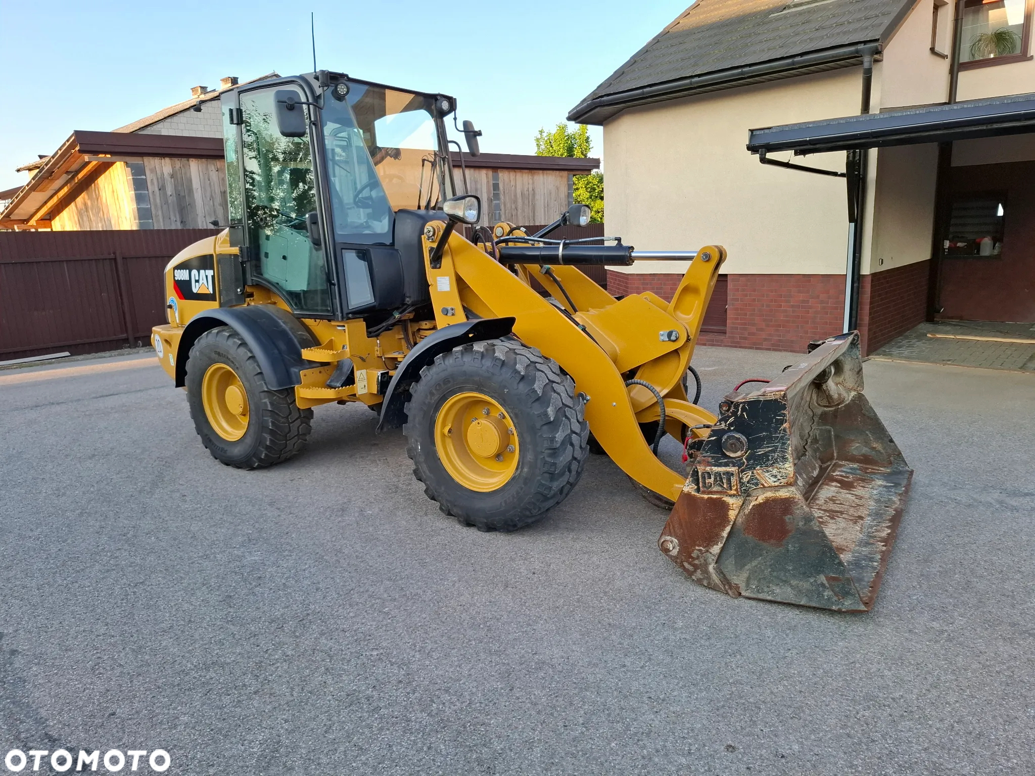 Caterpillar CAT 908 M - 12
