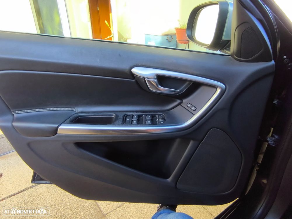 Volvo V60 2.0 D3 R-Design Start/Stop - 8