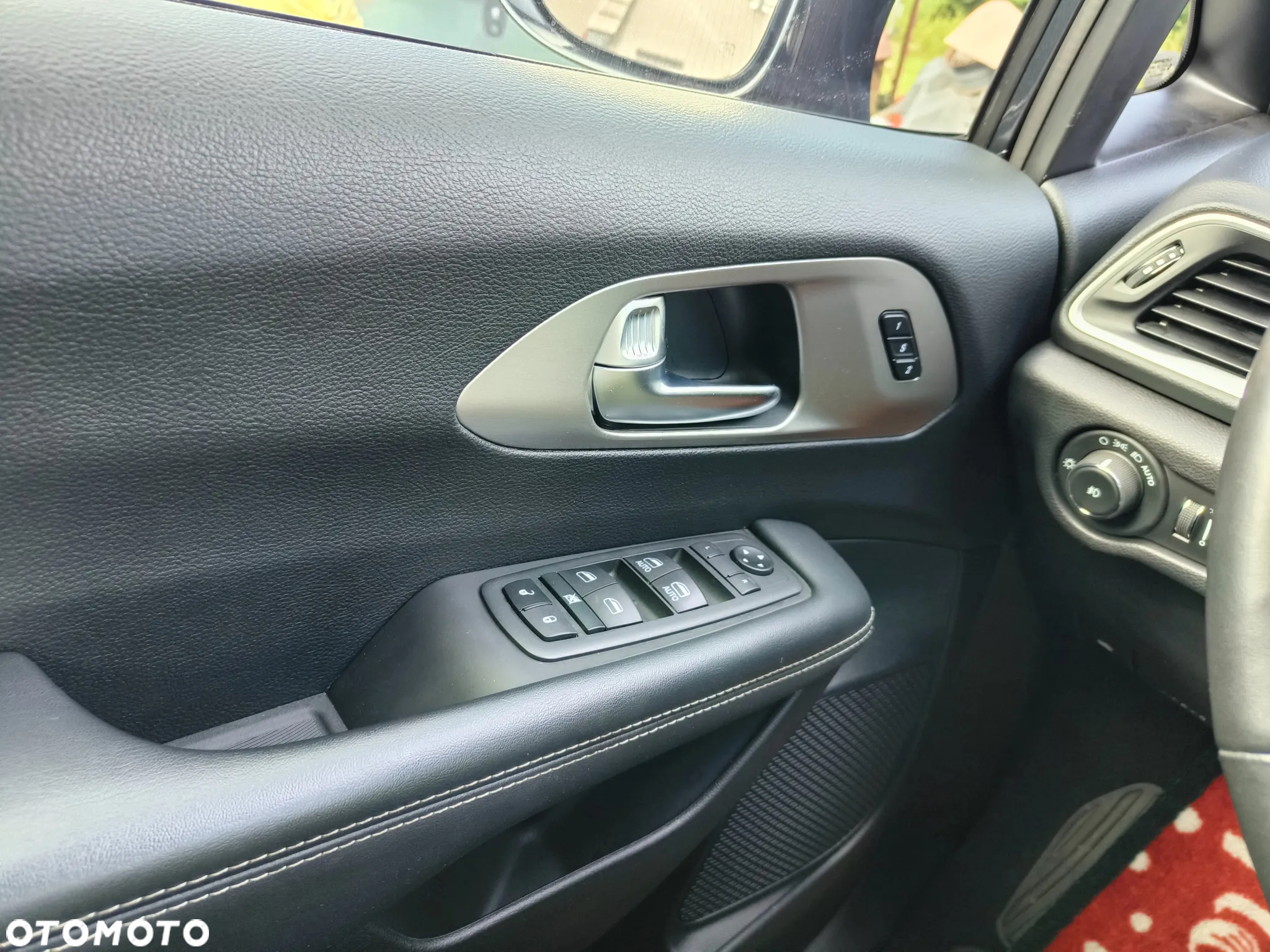 Chrysler Pacifica - 30