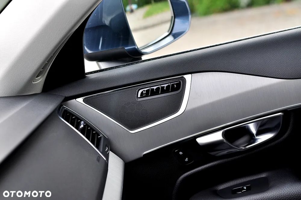 Volvo XC 90 B5 D AWD Geartronic Momentum Pro - 25