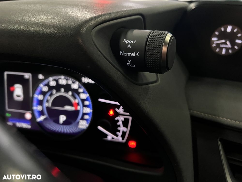 Lexus UX 250h FWD Executive - 11