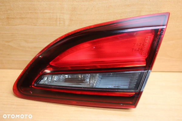 LAMPA PRAWY TYŁ PRAWA TYLNA W KLAPĘ OPEL ASTRA J SEDAN EUROPA 25870194