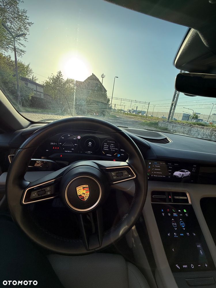 Porsche Taycan - 16