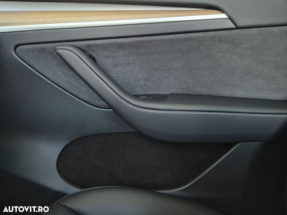 Tesla Model Y Long Range Dual Motor AWD - 23