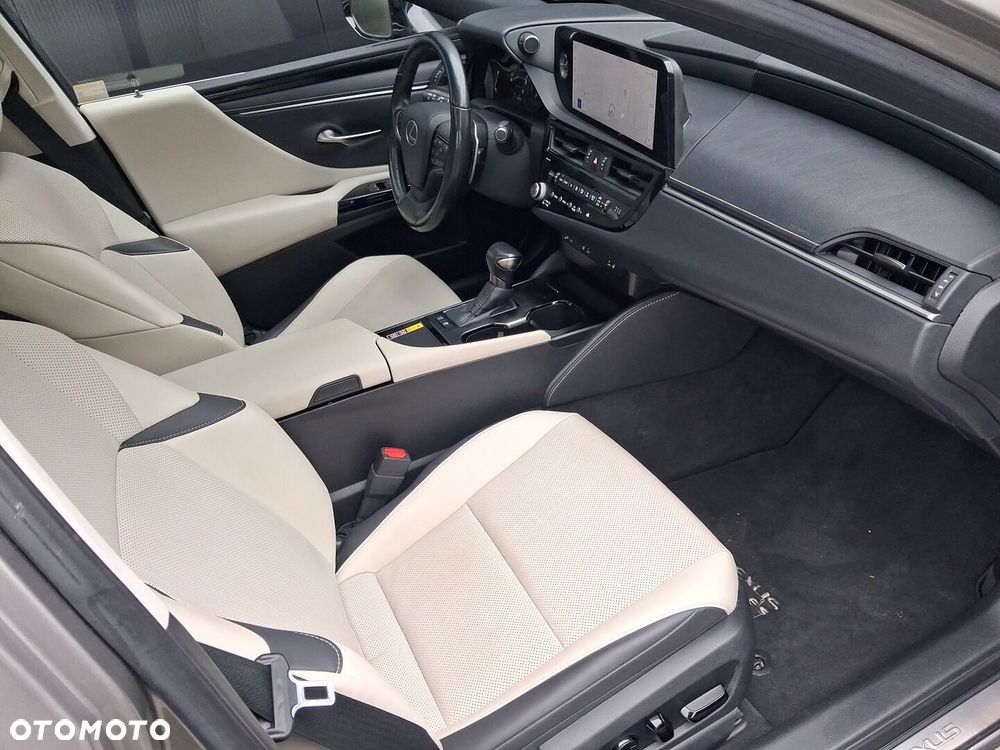 Lexus ES 300h Business Edition - 24