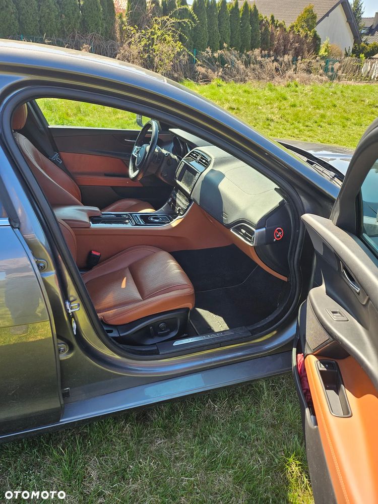 Jaguar XE 2.0 D AWD R-Sport - 10