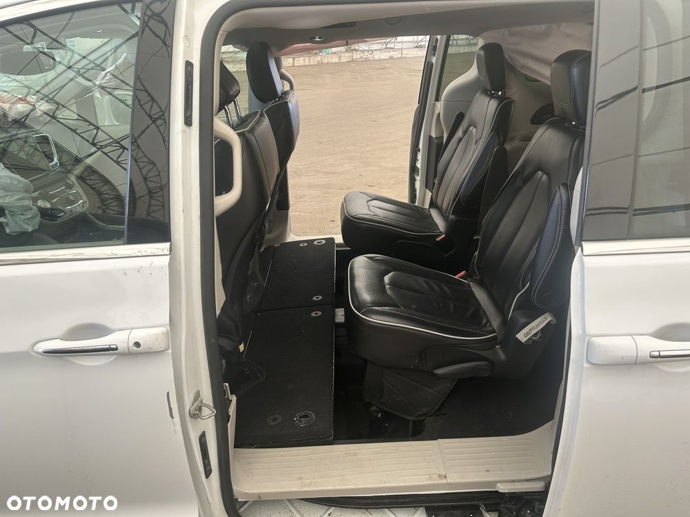 Chrysler Pacifica - 36