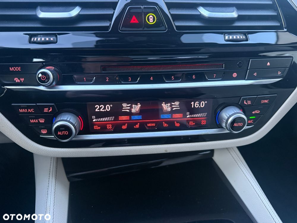 BMW Seria 5 M550i xDrive - 37