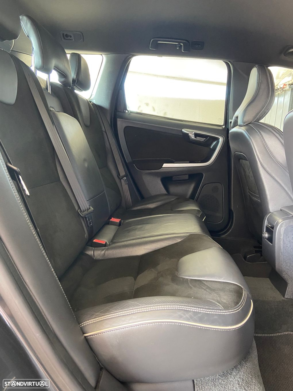 Volvo XC 60 2.0 D4 R-Design Momentum Geartronic - 29