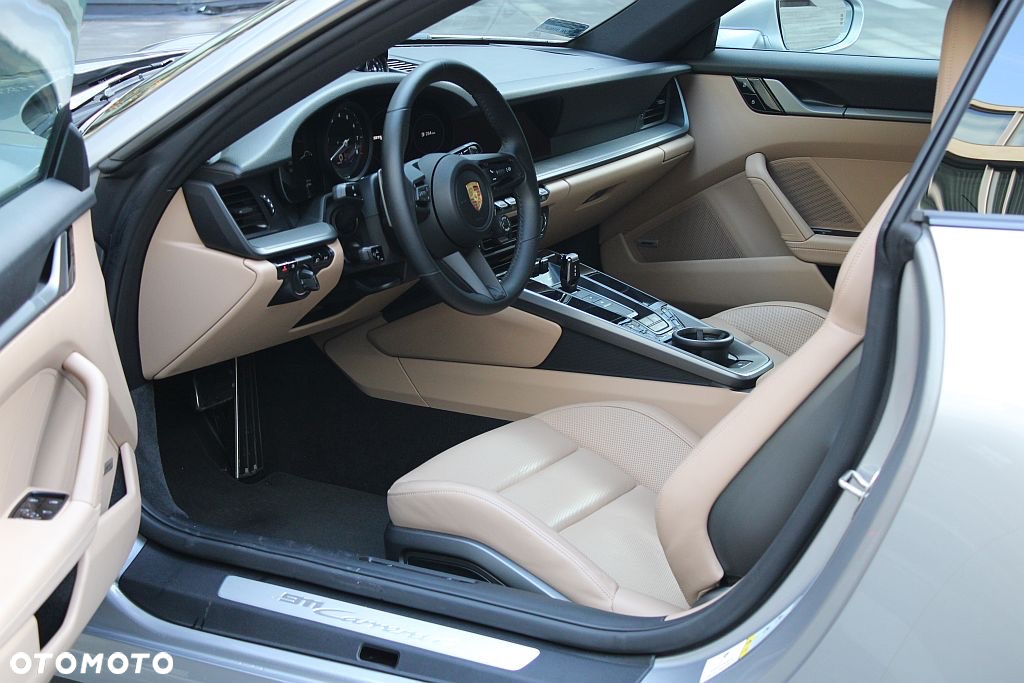 Porsche 911 Carrera 4 - 10