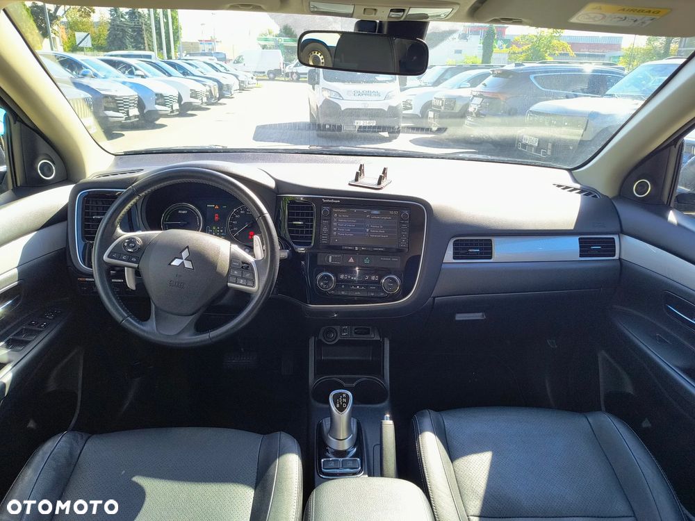 Mitsubishi Outlander Instyle NAVI + - 33