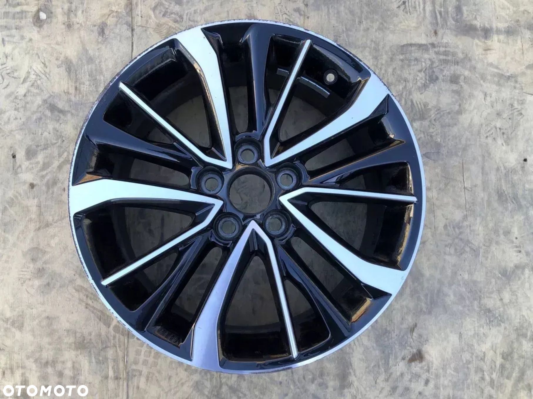 AVENSIS T27 COROLLA AURis felga 17 5x114,3 et39 - 1