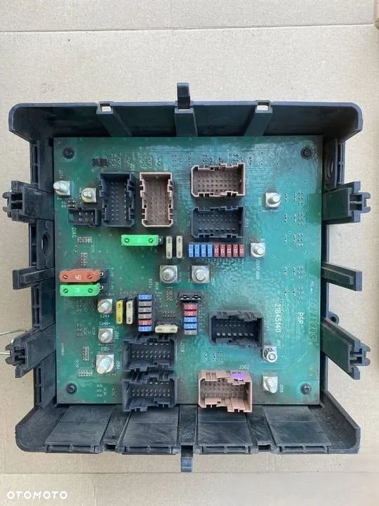 SKRZYNKA BEZPIECZNIKÓW KABINY 0021845140,0021756731 CLAAS ARION 650 - 1