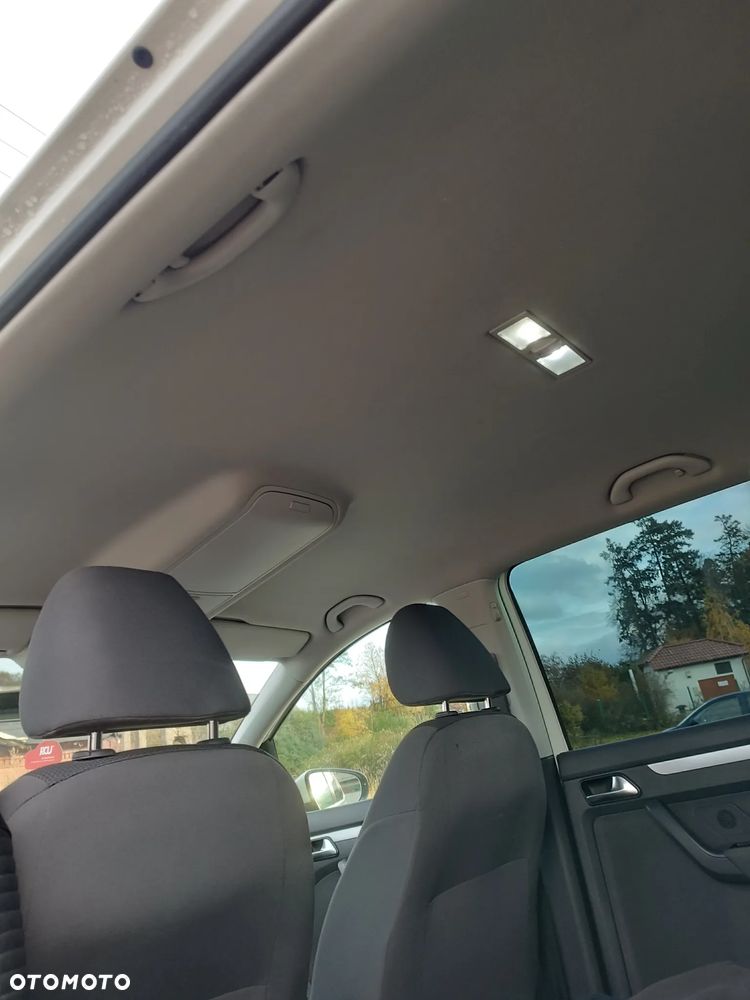 Volkswagen Touran - 12