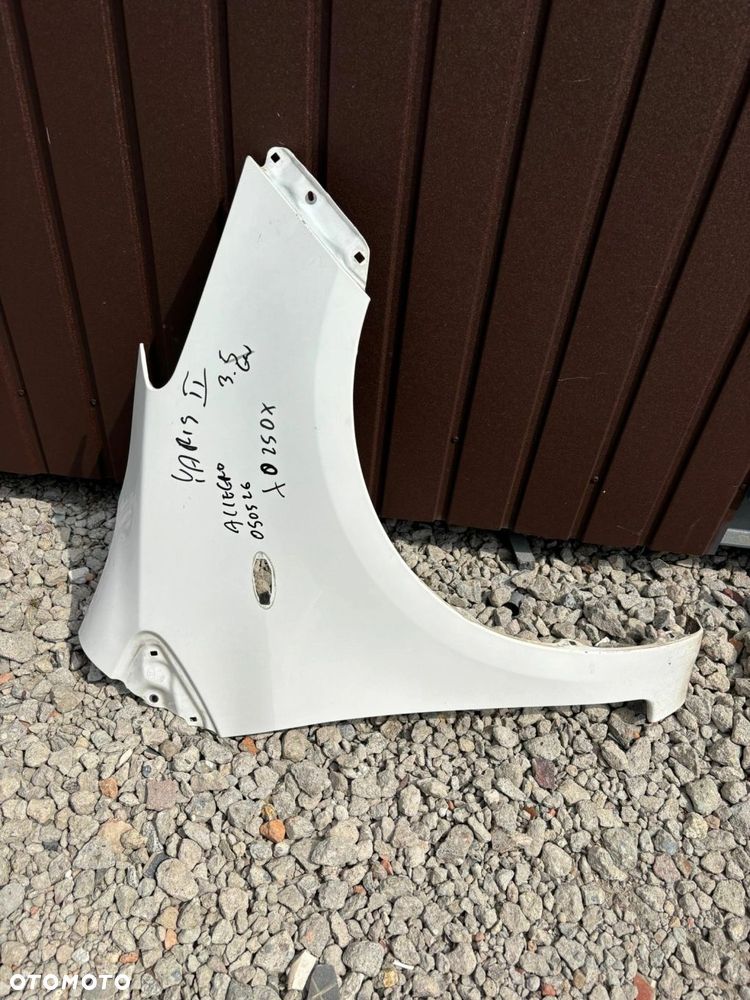 Błotnik Toyota Yaris II 2006-2011r. Przód Prawy - 1