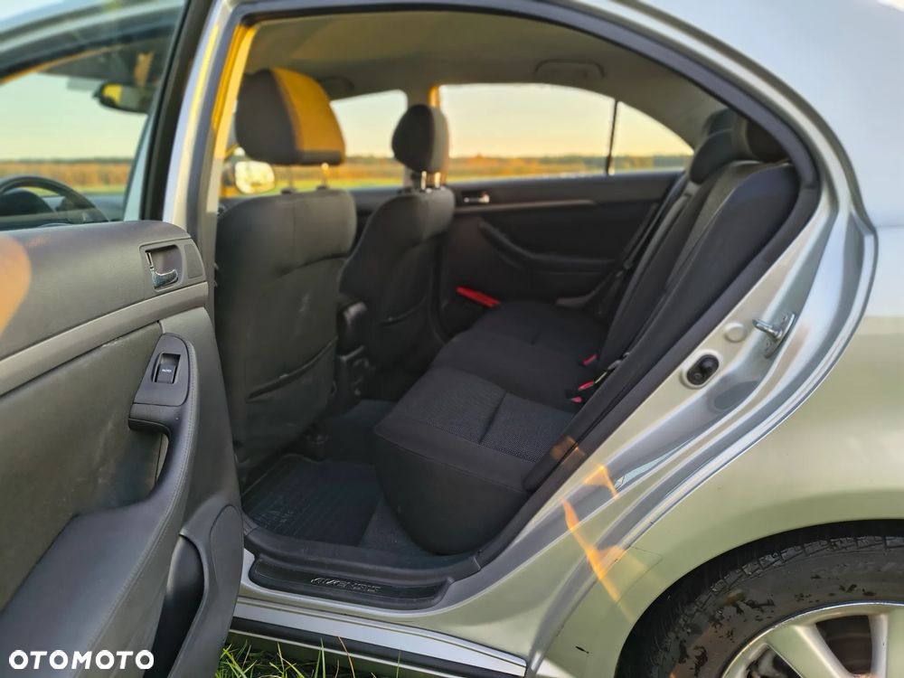 Toyota Avensis 2.2 D-4D Sol Platinium - 15