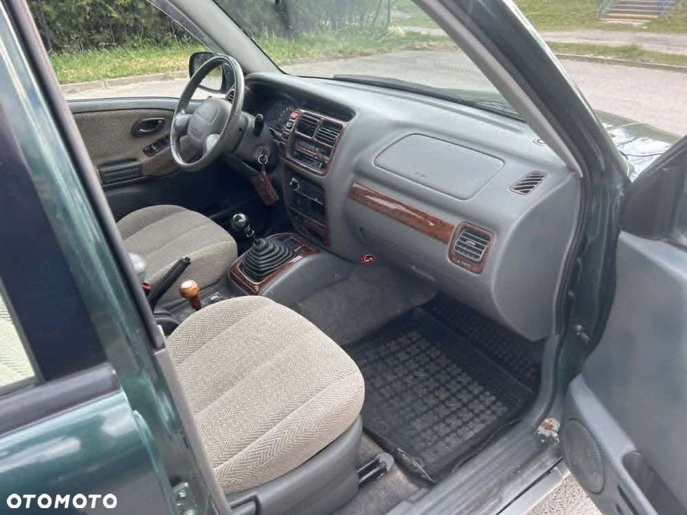 Suzuki Grand Vitara 2.5 V6 - 30