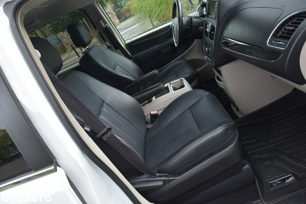 Chrysler Town & Country - 28