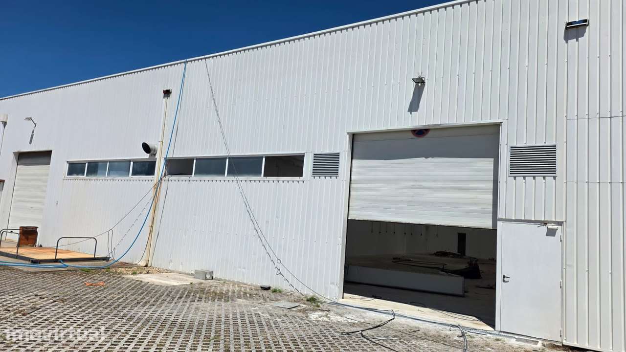 3 Pavilhões Industriais interligados c/possibilidade venda separada! - Grande imagem: 2/17
