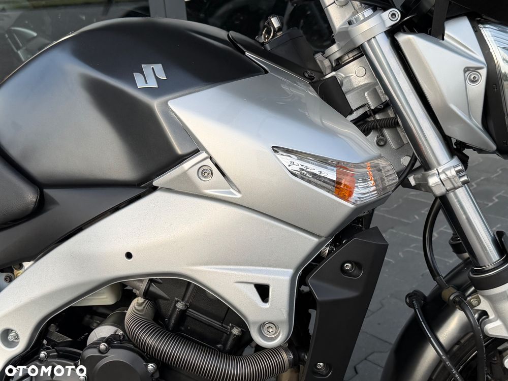 Suzuki GSR - 8