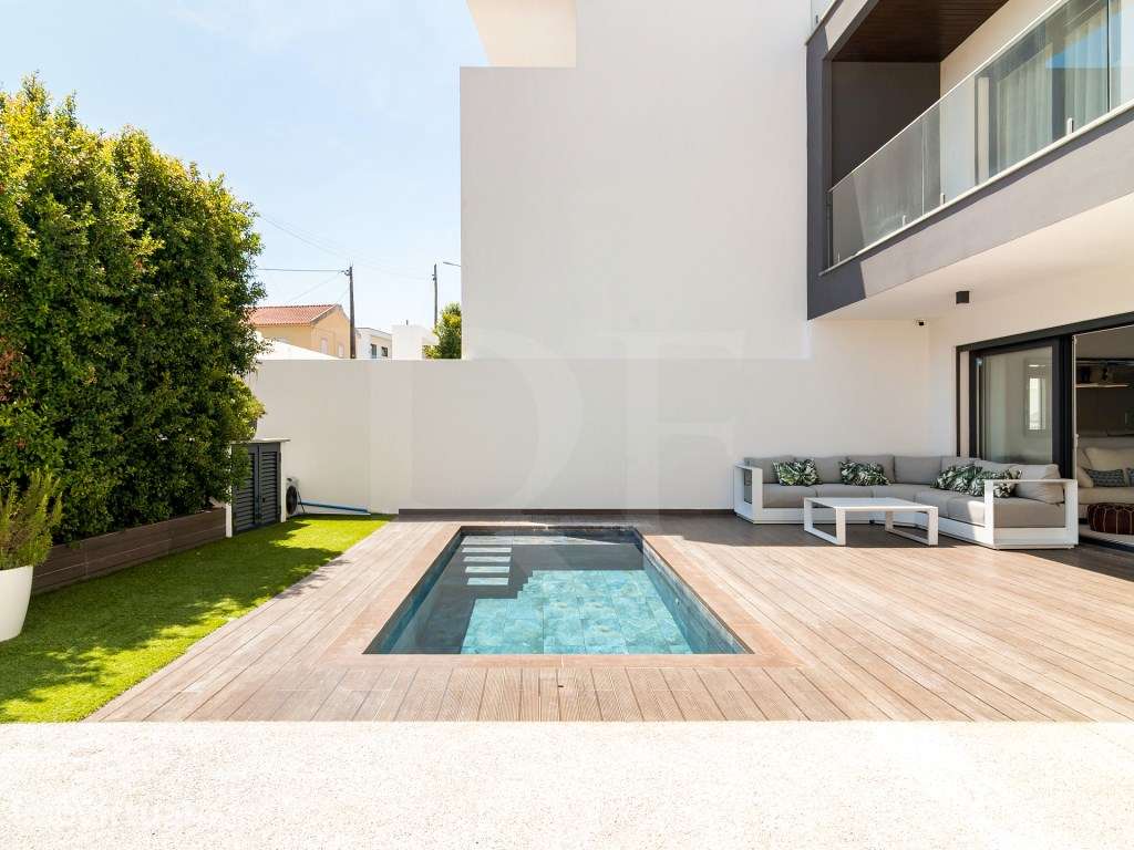 Moradia de luxo T4 no Murtal com piscina aquecida e rooftop panorâmico - Grande imagem: 2/32