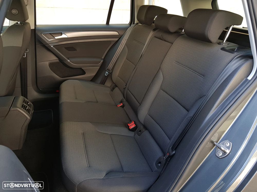 VW Golf Variant 1.6 TDi Confortline DSG - 31