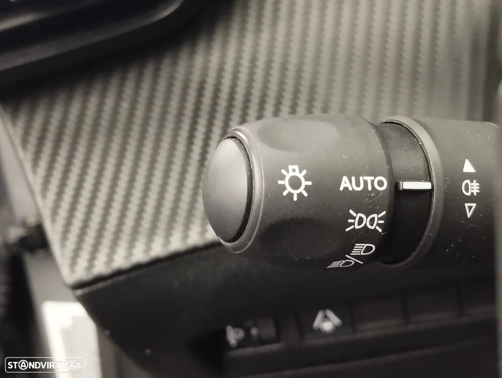 Peugeot 2008 1.2 Hybrid Allure e-DCS6 - 23