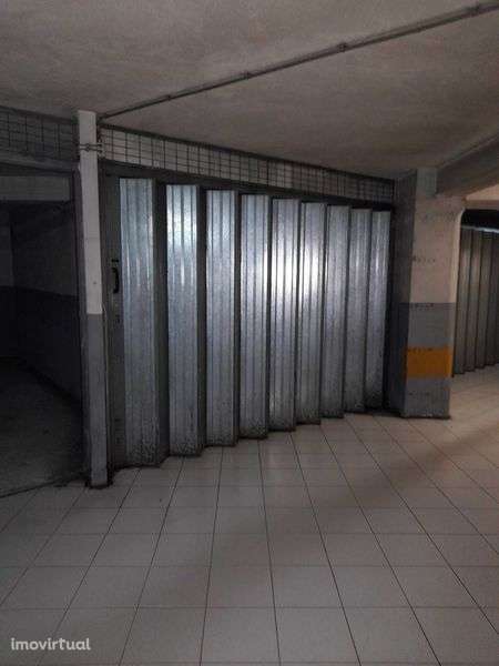 Garagem Fechada - Estação da CP Braga (Maximinos) - Grande imagem: 2/3