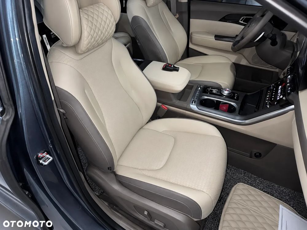 Kia Carnival - 12