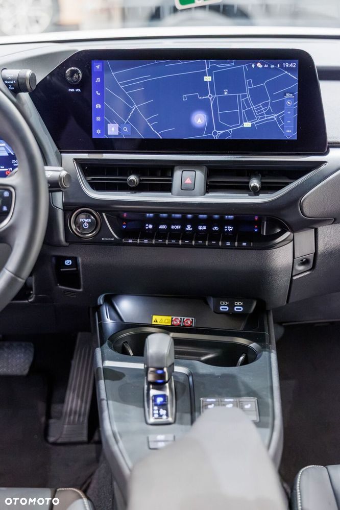 Lexus UX 300h F Sport Design - 25