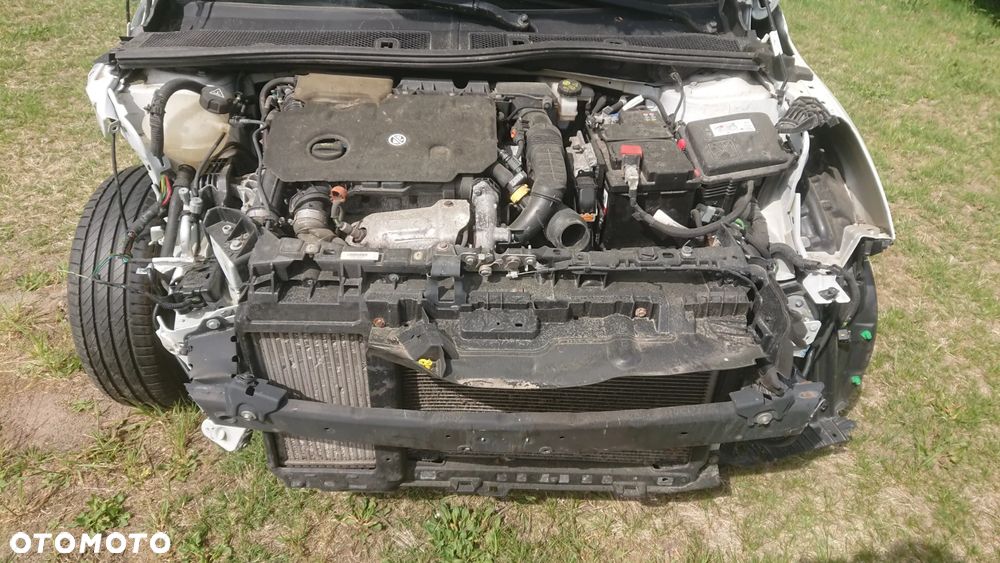 Peugeot 208 - 8