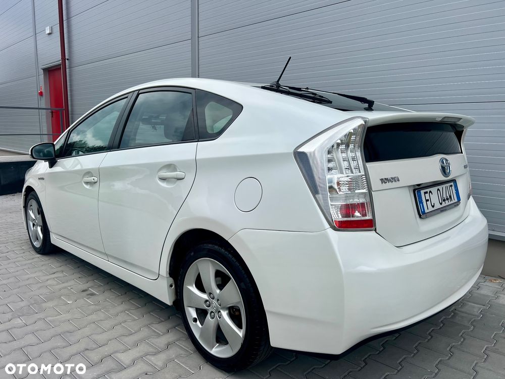 Toyota Prius (Hybrid) Executive - 3