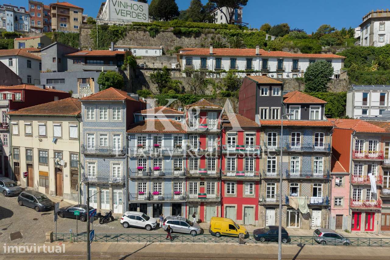 Dois prédios contíguos na zona histórica do Porto, com vistas diretas - Grande imagem: 4/6