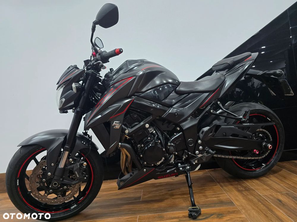 Suzuki GSX - 26