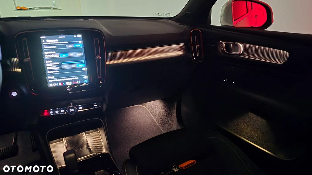 Volvo XC 40 B3 B DKG Ultra Black Edition - 31