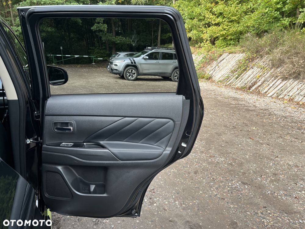 Mitsubishi Outlander Instyle NAVI + - 22