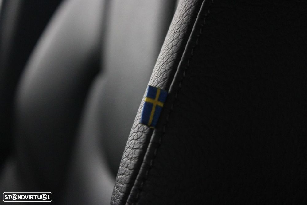 Volvo V90 2.0 T8 Momentum Plus AWD Geartronic - 31