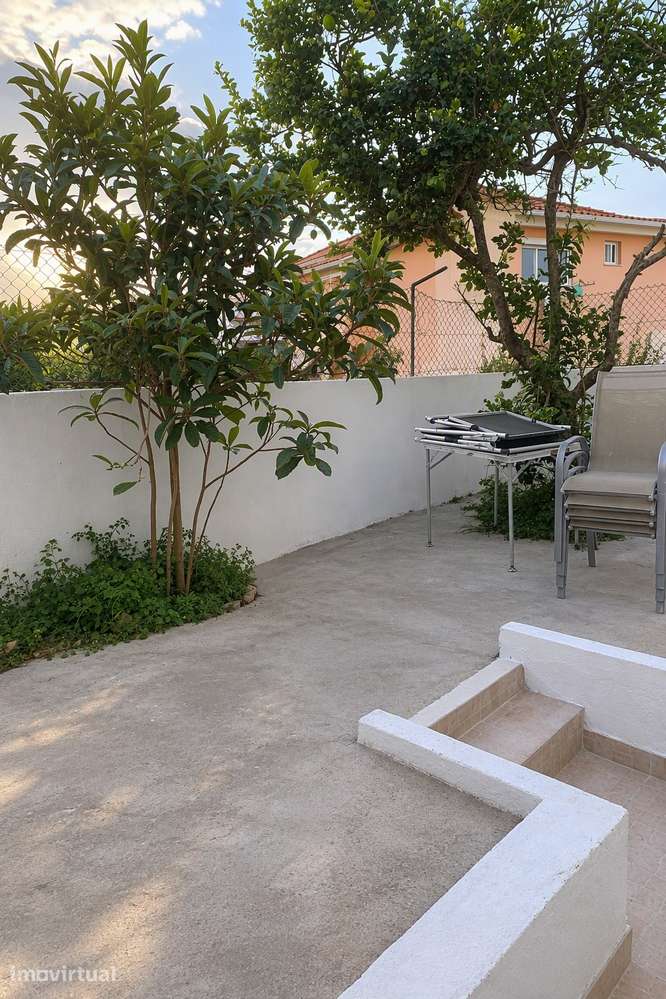 Vivenda remodelada com 8 quartos, jardim e estacionamento em Queijas - Grande imagem: 5/16