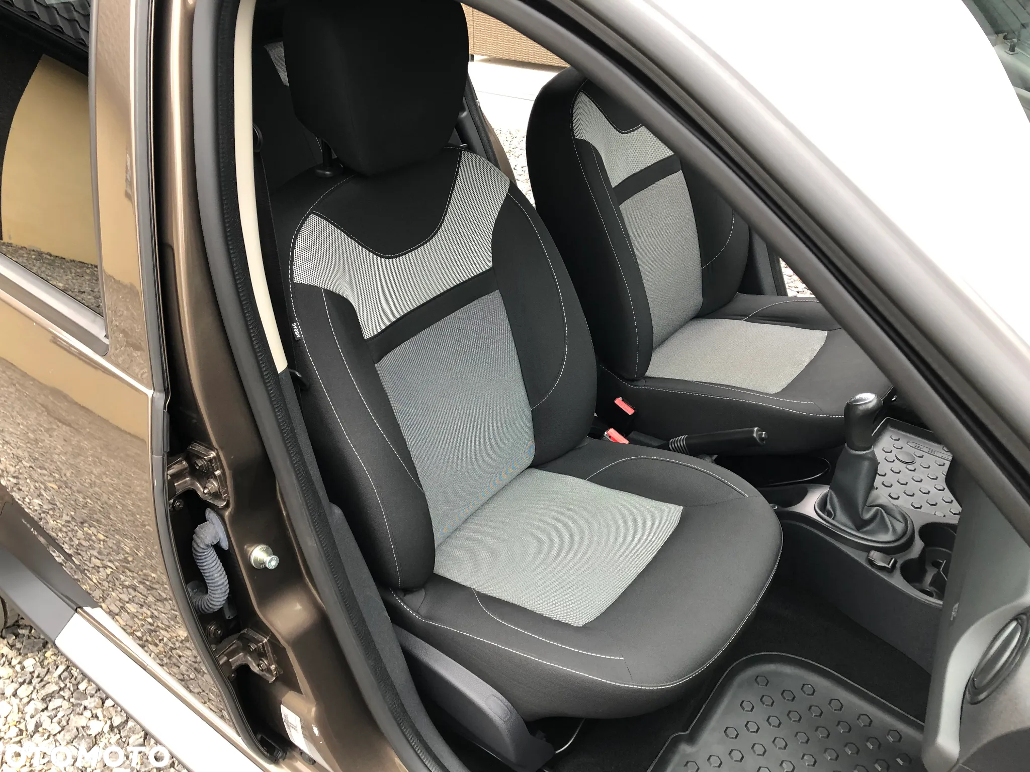Dacia Duster 1.6 SCe Laureate S&S - 13