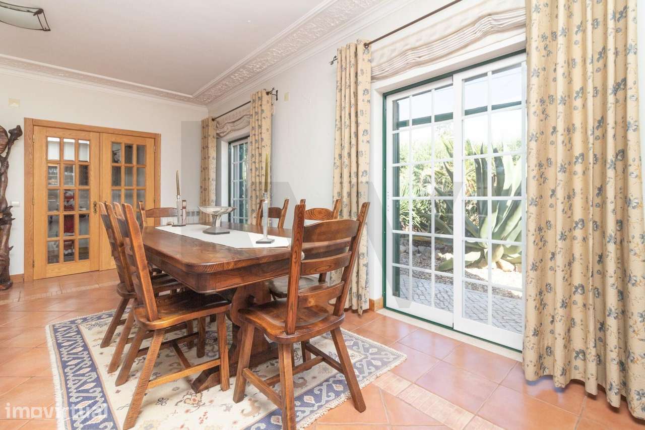Moradia T4 de Arquitetura Tradicional com Garagem e Amplo Espaço Exter - Grande imagem: 5/60