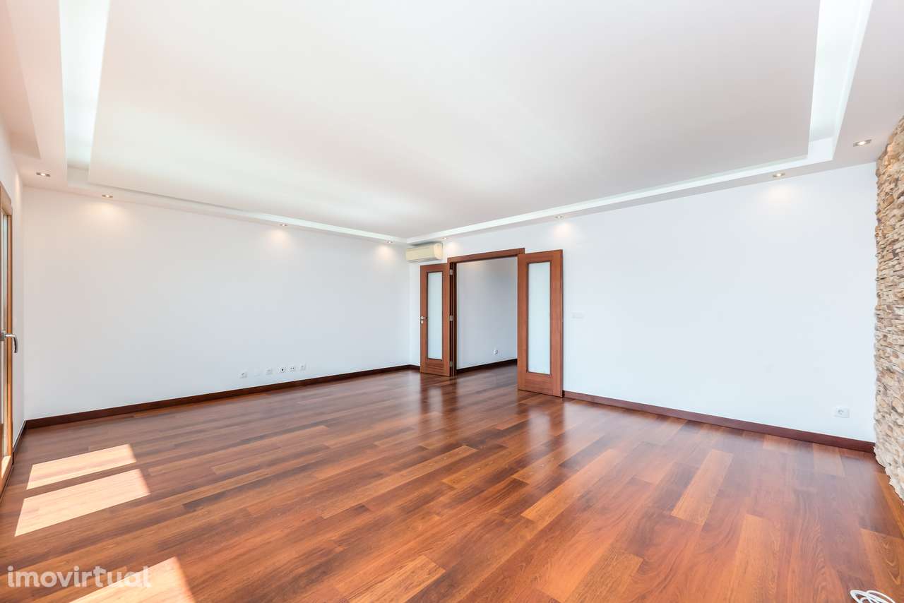 T2 | Condomínio Qta. Comendadeiras | Piscina | Varandas | Parqueamento - Grande imagem: 4/32