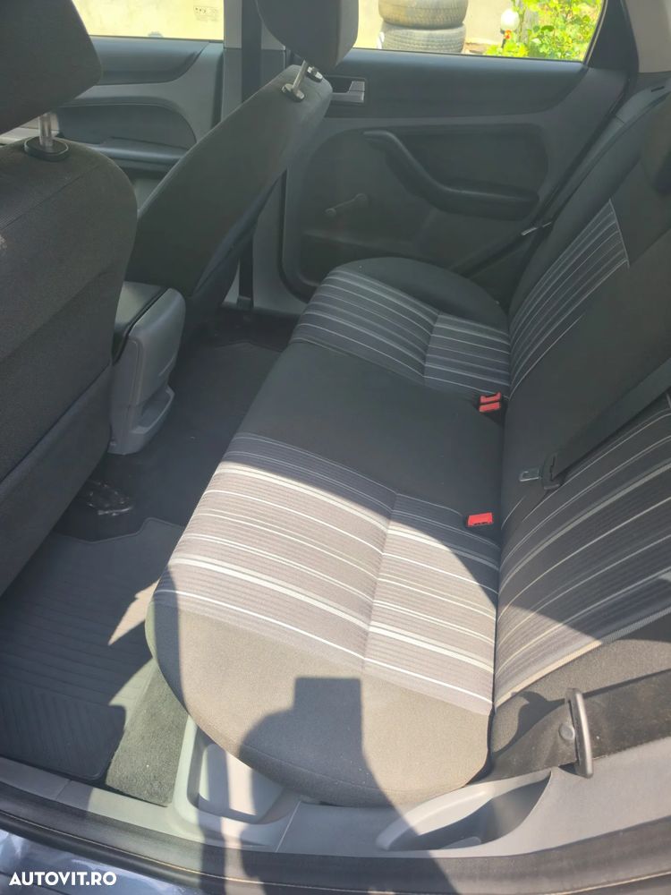 Ford Focus 1.6 Ghia - 8