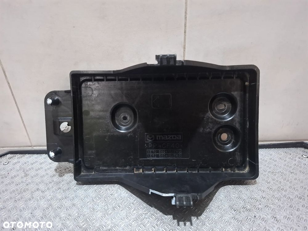 Podstawa akumulatora Mazda III 2015 rok KE7056041 - 1