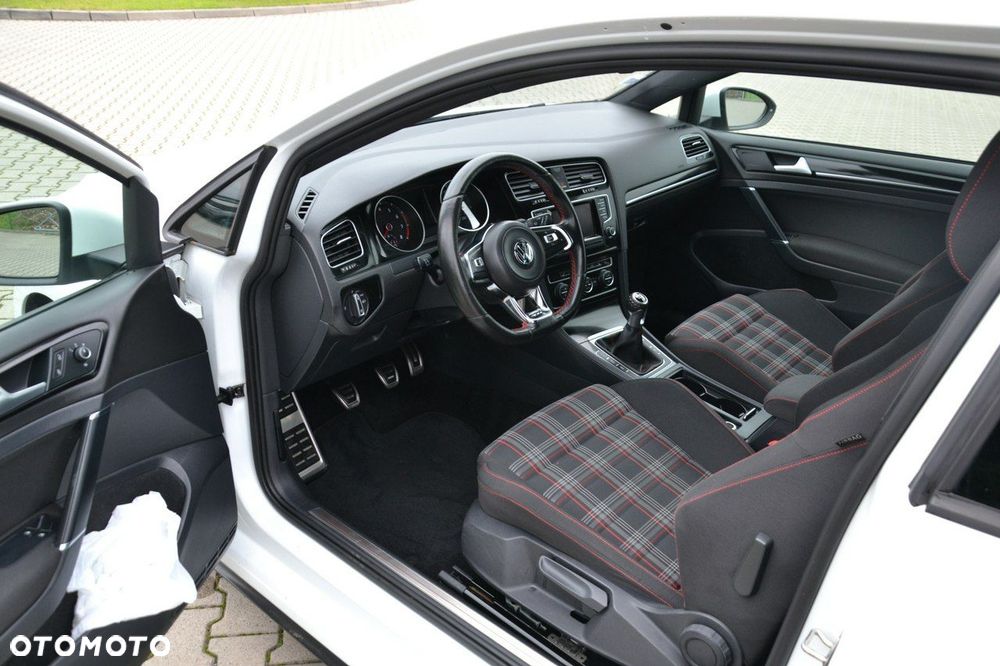 Volkswagen Golf - 16
