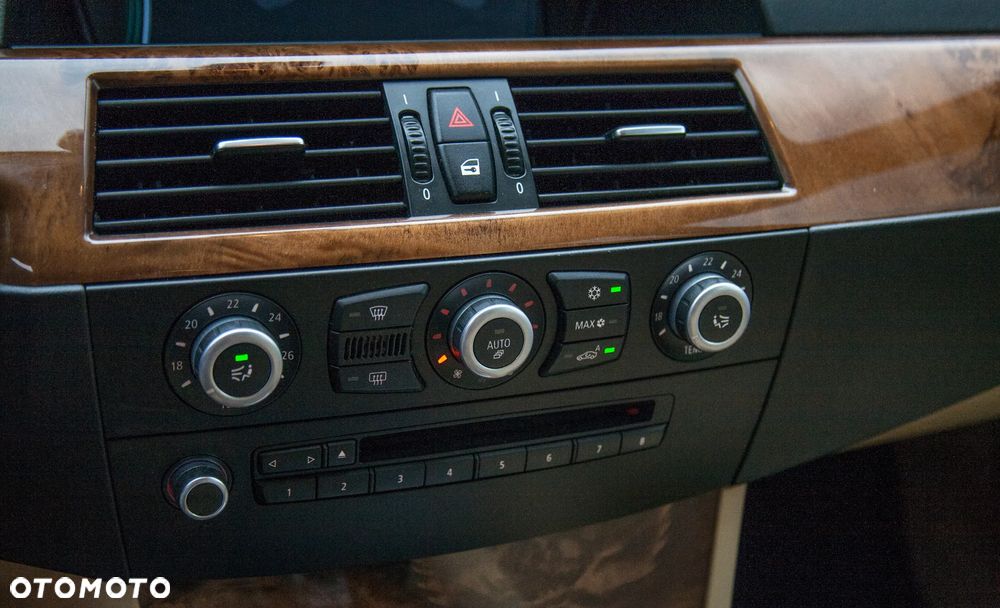 BMW Seria 5 525d Touring - 34