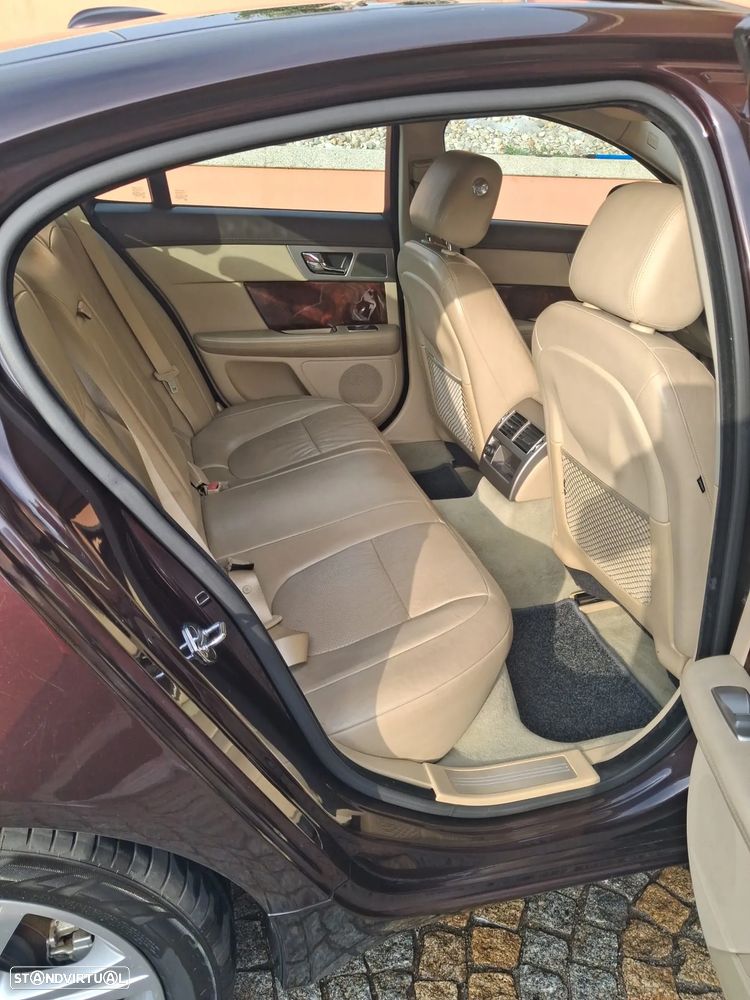 Jaguar XF 3.0 D V6 S Luxury - 14
